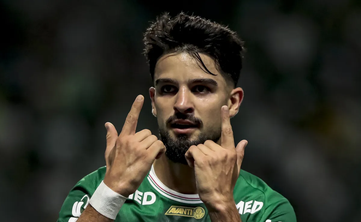 Benfica mira contratação de Flaco López e o Palmeiras só aceita fazer negócio por R$ 240 milhões