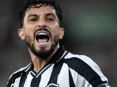 Alex Telles, do Botafogo, é sugerido pela torcida do Santos