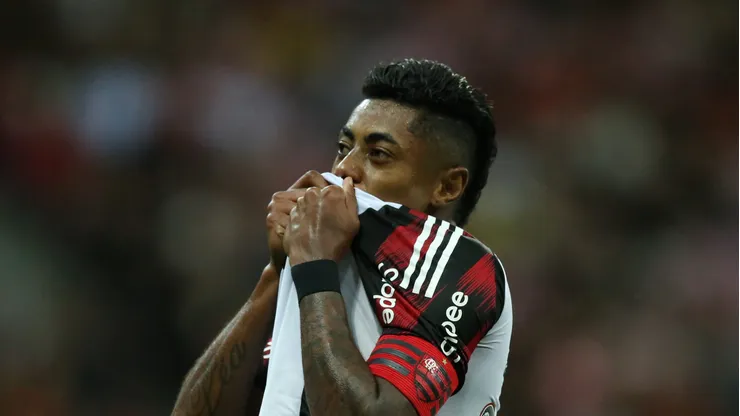 Bruno Henrique em campo com a camisa do Fla.
