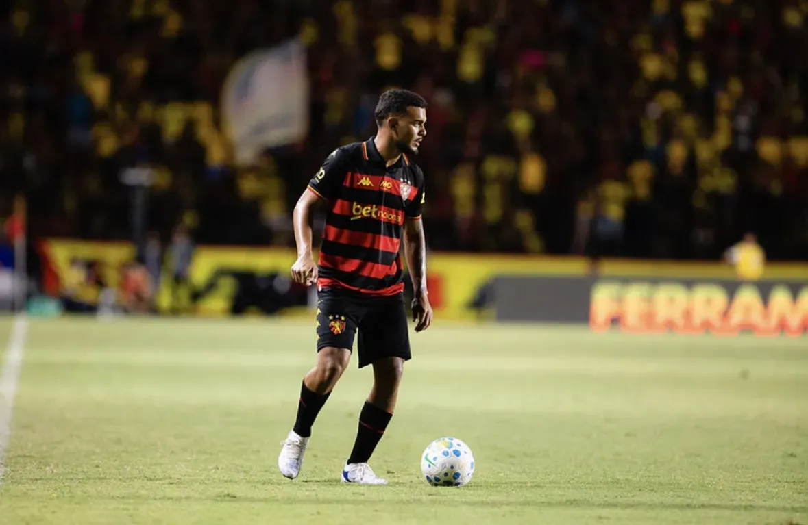 Augusto Pucci, de 18 anos, se tornou titular rapidamente do Sport e entrou no radar do Peixe – Foto: Divulgação/Sport