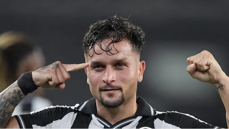 Artur jogador do Botafogo comemora seu gol durante partida contra o Cruzeiro no estadio Engenhao pelo campeonato Brasileiro A 2026. Foto: Thiago Ribeiro/AGIF