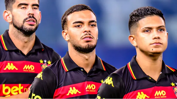 Augusto Pucci (ao centro) é uma das maiores revelações atuais do Sport e esteve na mira do Peixe