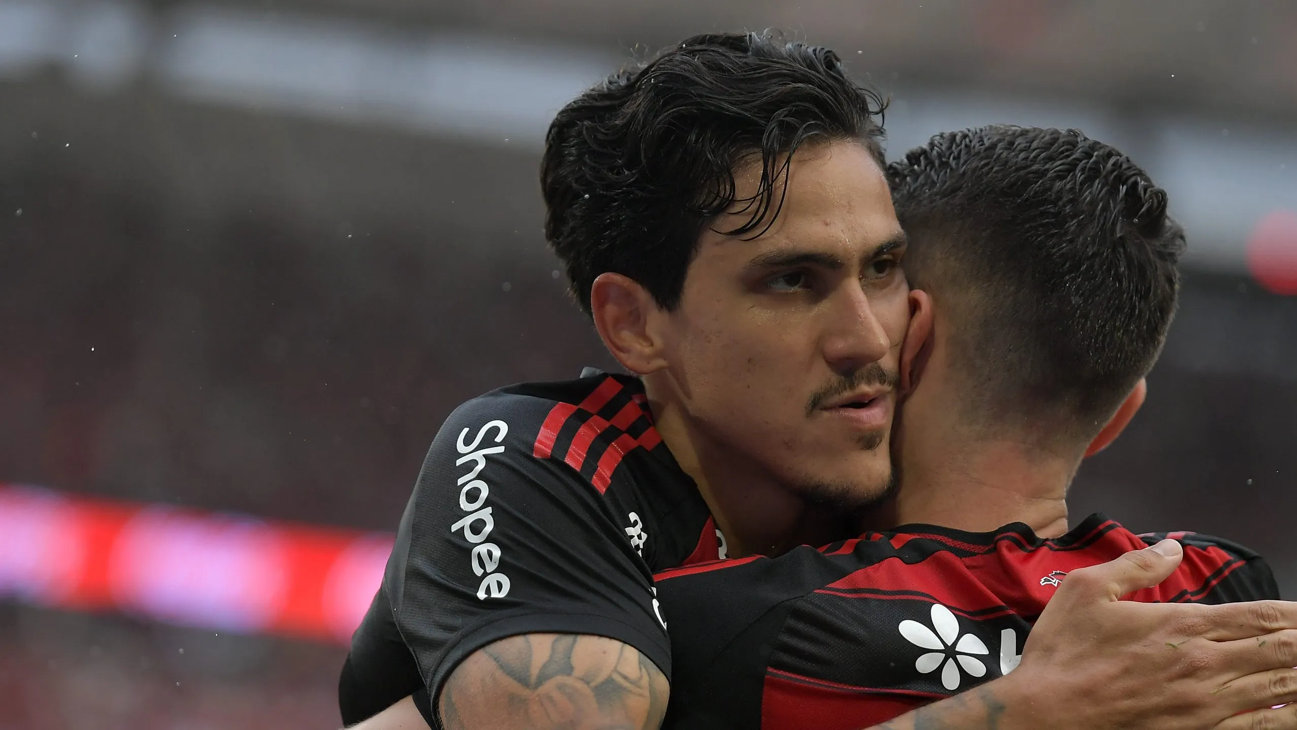 Foto: Thiago Ribeiro/AGIF – Pedro comemorando gol ao lado de Jorginho.