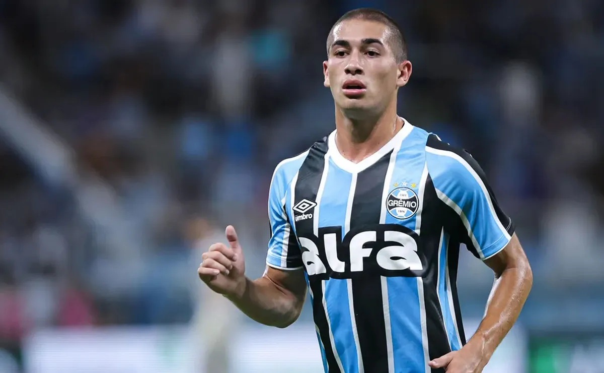 Pedro Gabriel ganha chance e pode mudar cenário na lateral do Grêmio