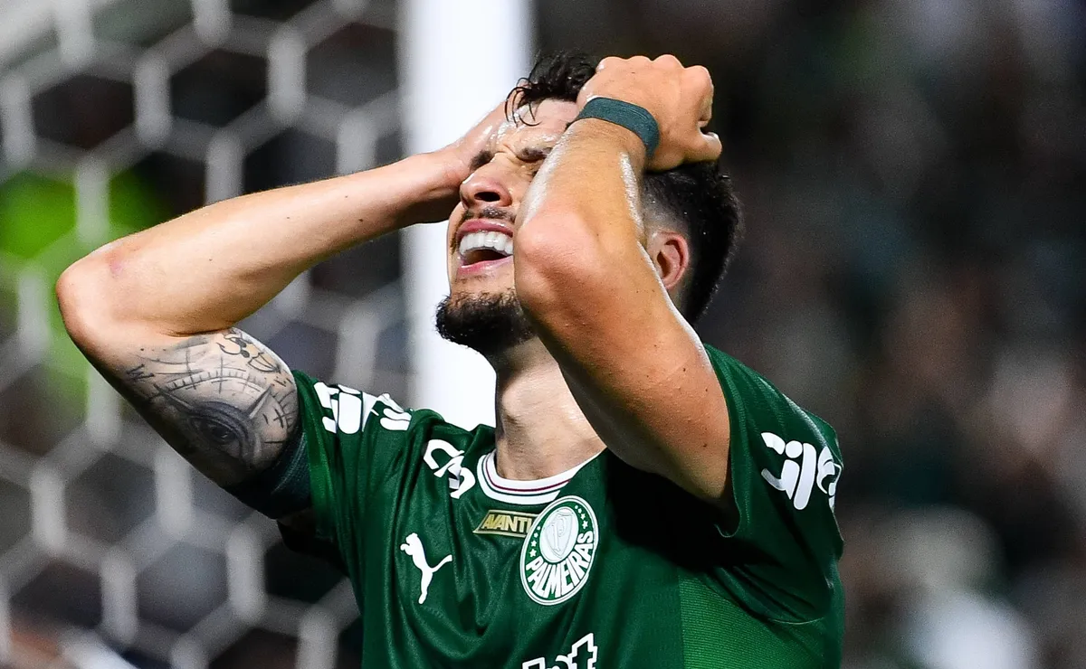 Pai de Piquerez contraria Palmeiras e descarta ruptura ligamentar do tornozelo: “Ele está inteiro”
