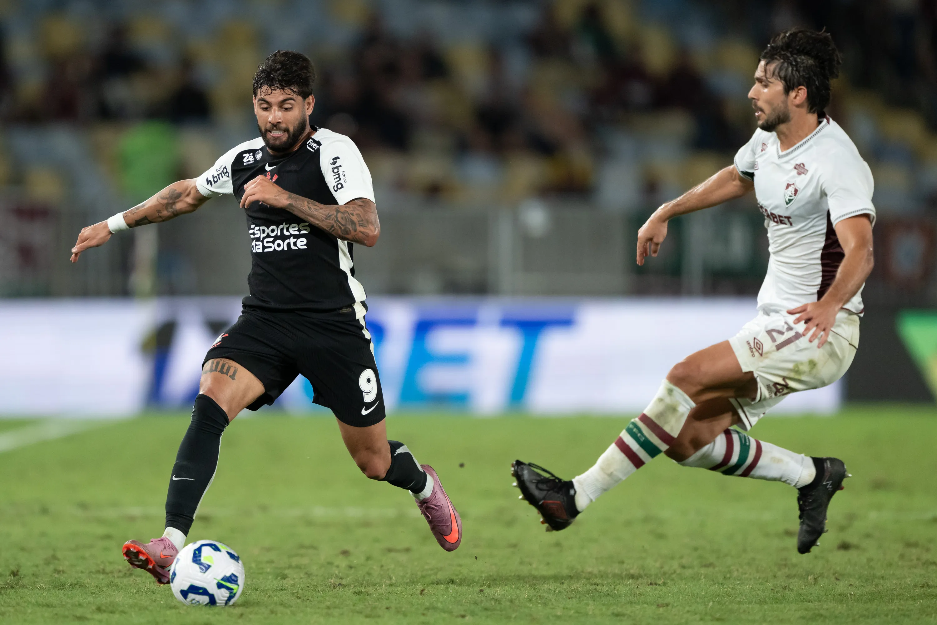 Igor Rabello jogador do Fluminense disputa lance com Yuri Alberto jogador do Corinthians durante partida no estadio Maracana pelo campeonato Brasileiro A 2025. Foto: Jorge Rodrigues/AGIF