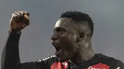 Viveros em campo com a camisa do Athletico.