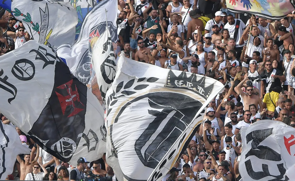 Torcida do Vasco esgota ingressos para clássico contra Botafogo em São Januário pelo Campeonato Brasileiro