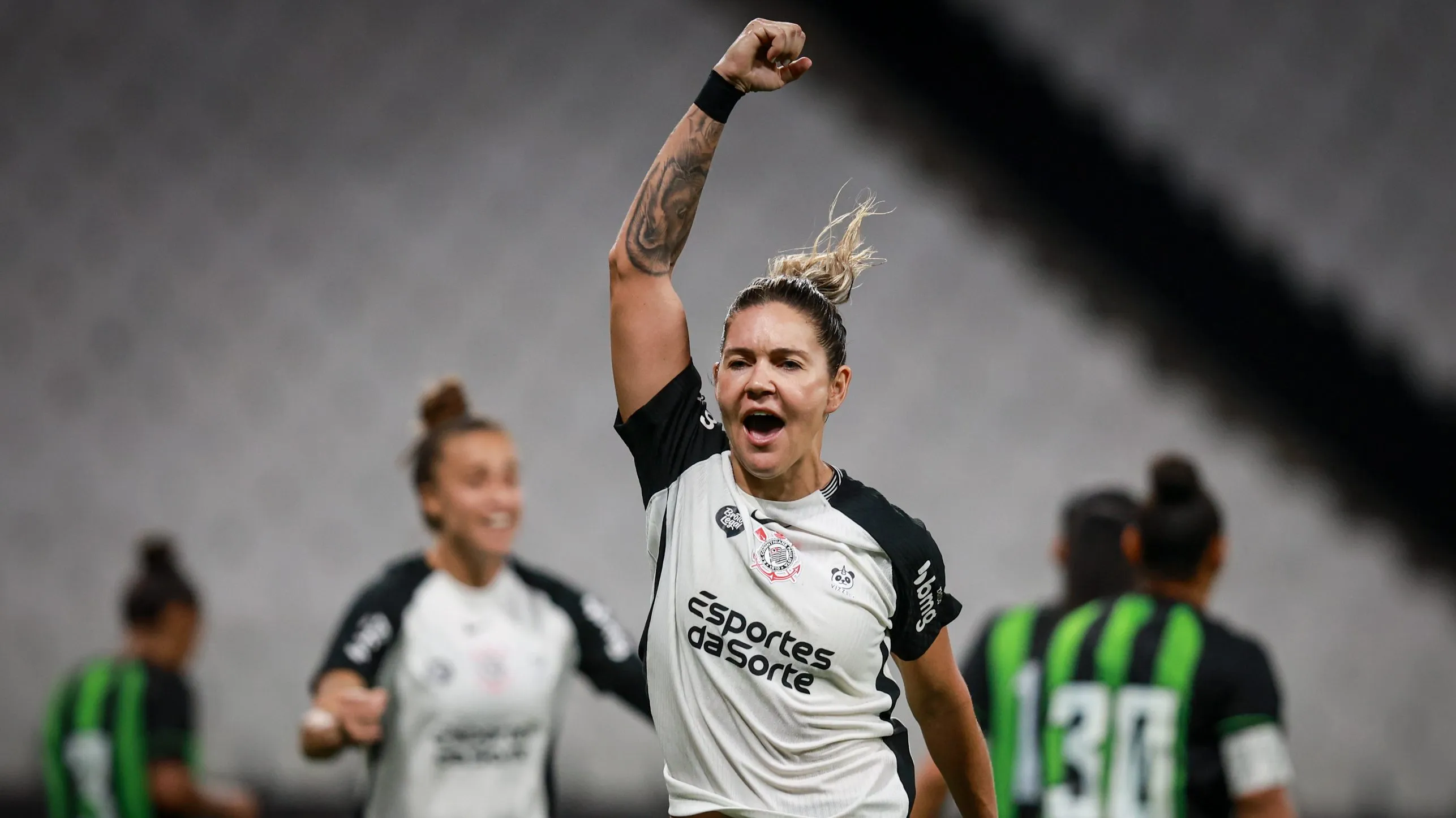 Gabi Zanotti em campo pelo Corinthians celebrando gol
