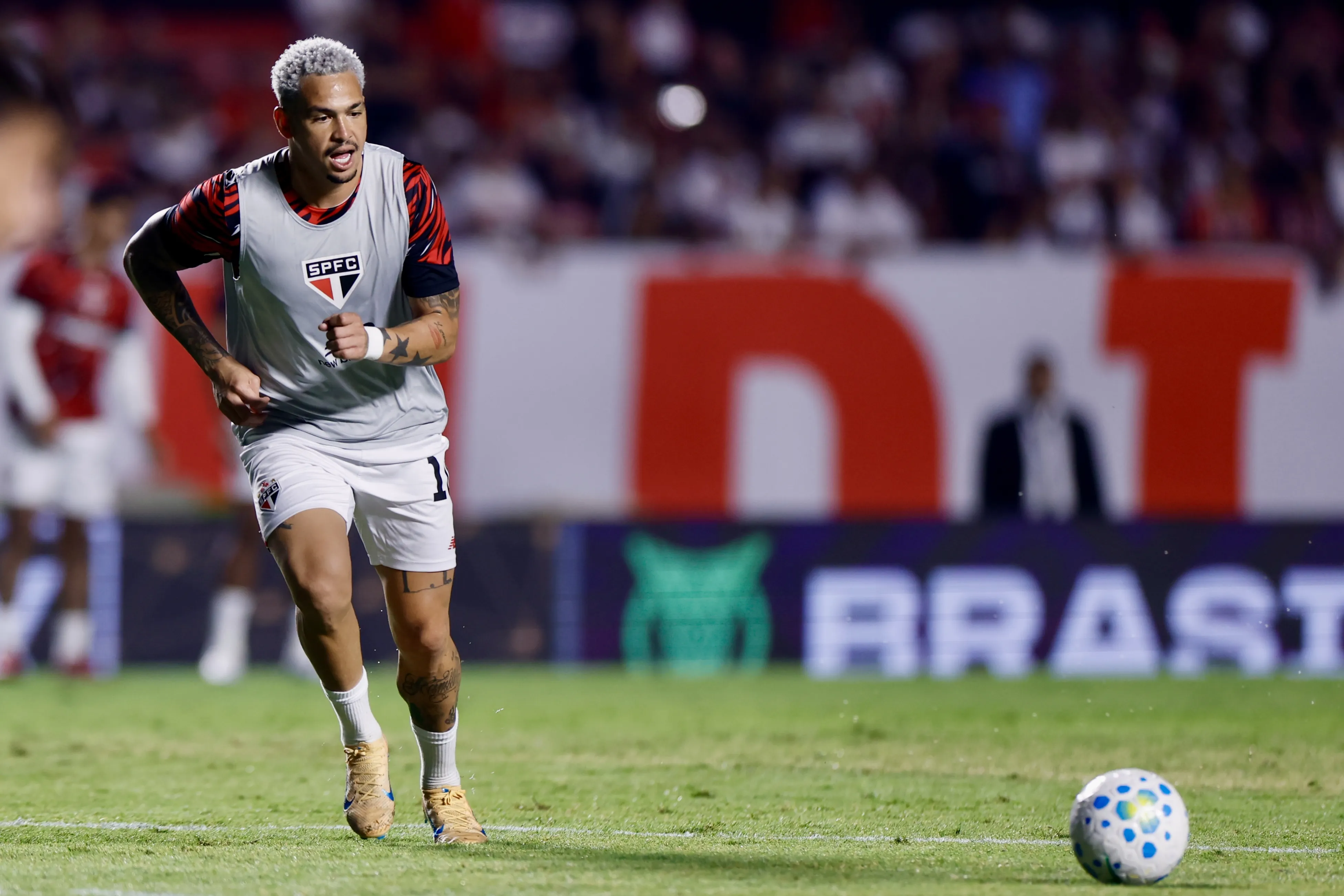 Luciano jogador do Sao Paulo durante aquecimento antes da partida contra o Palmeiras no estadio Morumbi pelo campeonato Brasileiro A 2026. Foto: Marcello Zambrana/AGIF