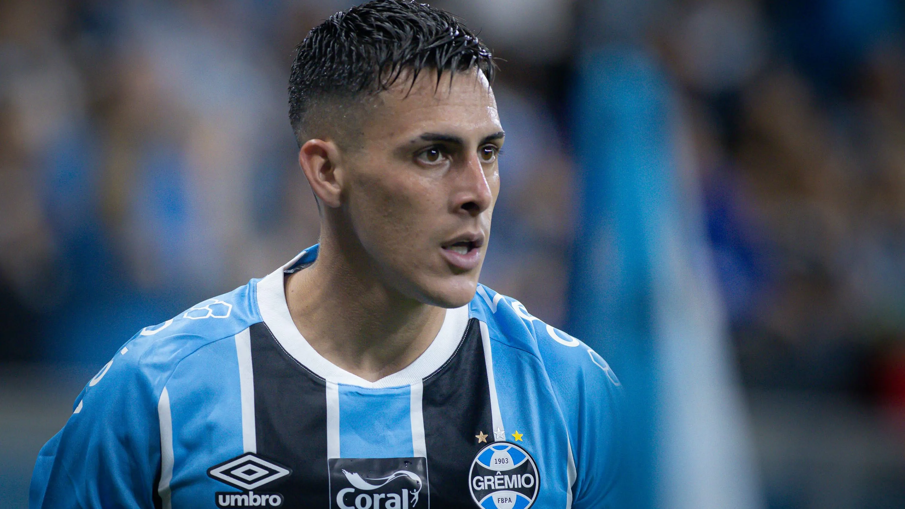 Pavón em partida com a camisa do Grêmio