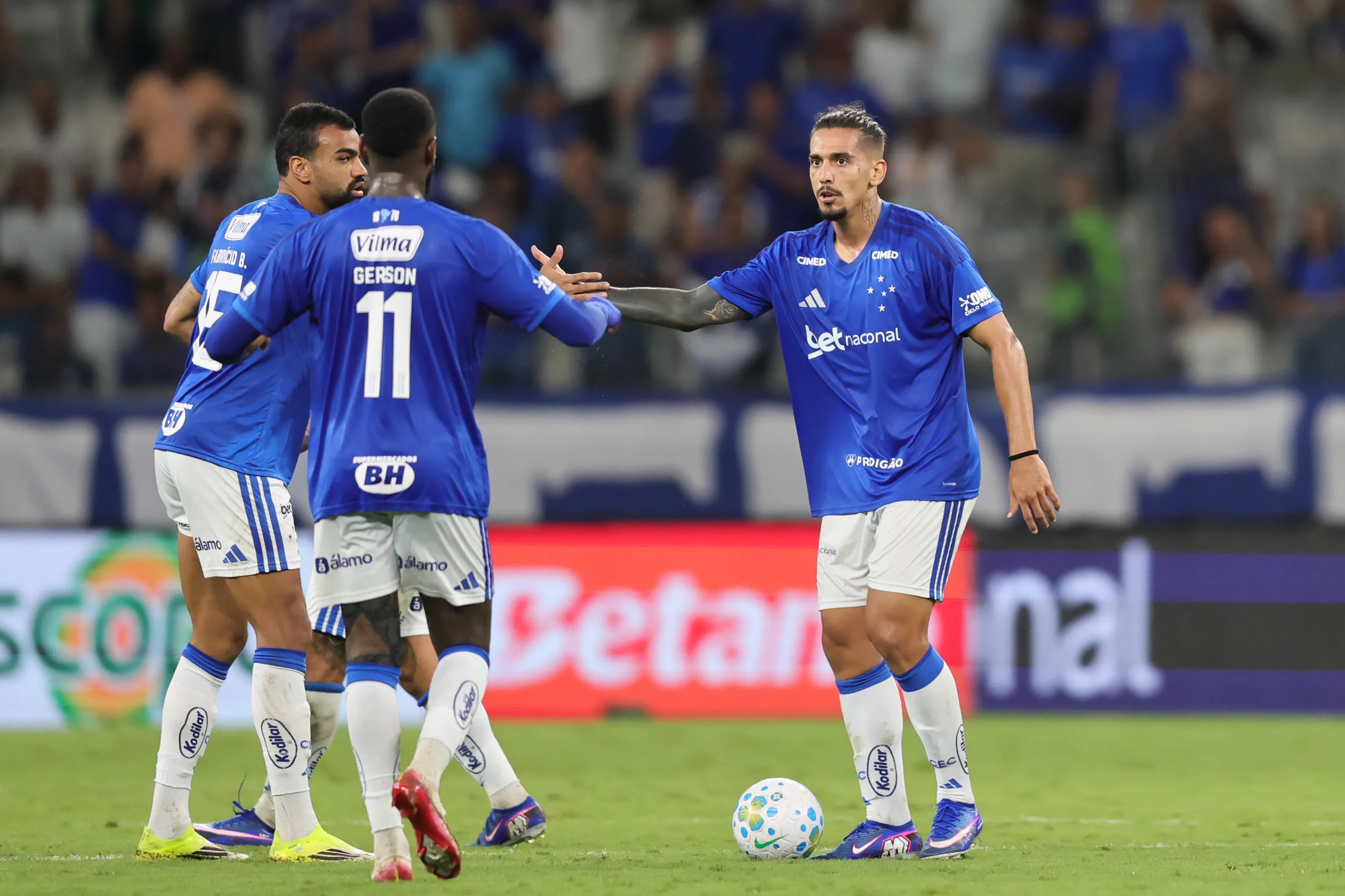 Chico da Costa jogador do Cruzeiro comemora seu gol durante partida contra o Vasco no estadio Mineirao pelo campeonato Brasileiro A 2026. Foto: Gilson Lobo/AGIF