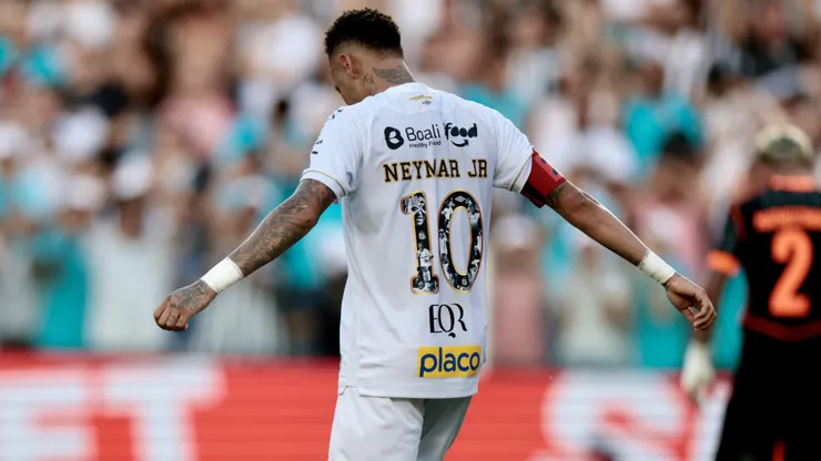 Neymar Jr jogador do Santos lamenta durante partida contra o Corinthians no estadio Vila Belmiro pelo campeonato Brasileiro A 2026. Foto: Marcello Zambrana/AGIF