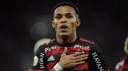 Lázaro comemora gol pelo Flamengo