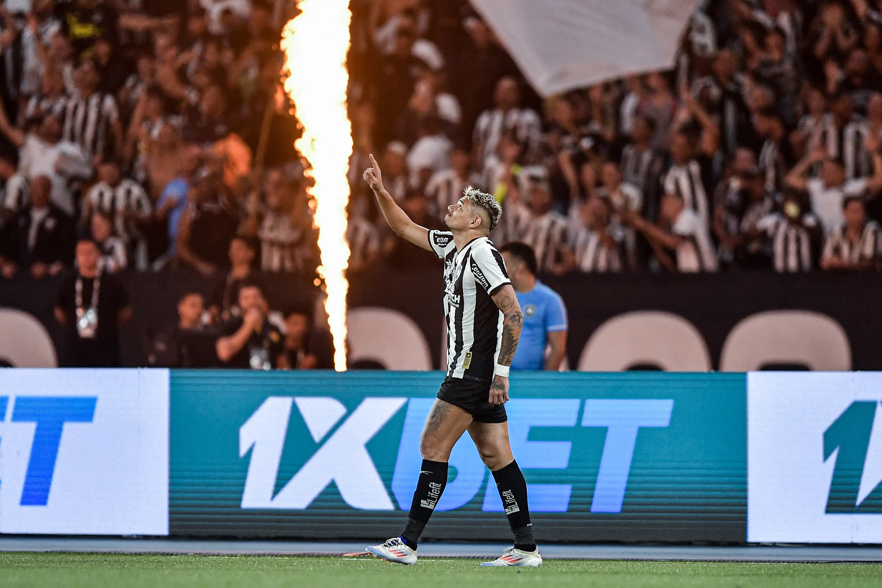 Tiquinho Soares jogador do Botafogo comemora seu gol durante partida contra o Palmeiras no estadio Engenhao pelo campeonato Brasileiro A 2024. Foto: Thiago Ribeiro/AGIF