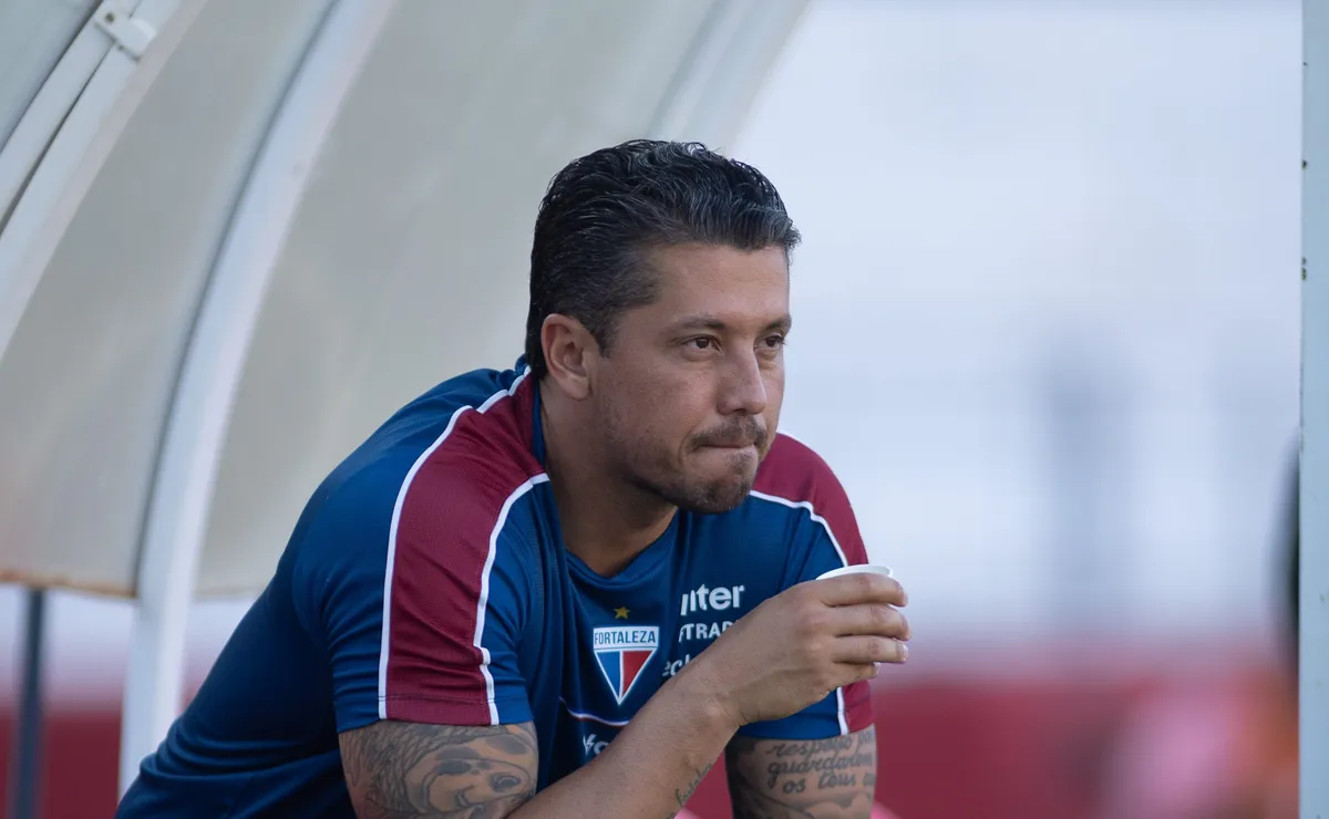 Thiago Carpini e Eduardo Barros, do Cuiabá, protagonizam cenas lamentáveis na Série B