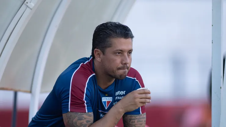 Thiago Carpini tecnico do Fortaleza durante partida contra o Botafogo-SP no estadio Santa Cruz pelo campeonato Brasileiro B 2026. Foto: Vinicius Silva/AGIF