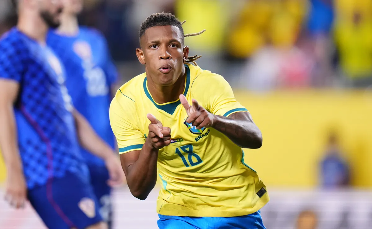 Danilo se destaca contra Croácia e pede passagem na Seleção Brasileira para Copa do Mundo