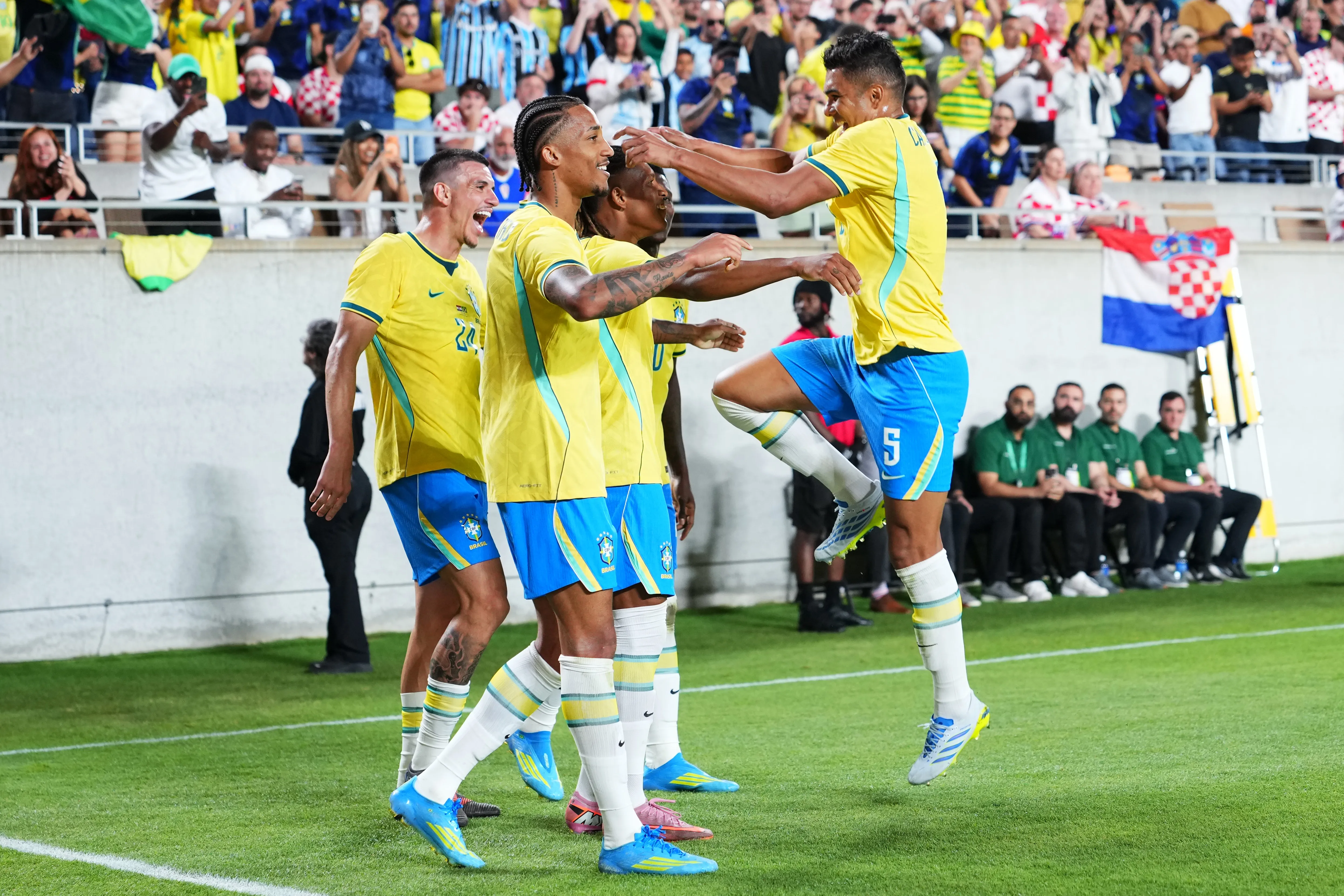 Seleção Brasileira comemora gol em amistoso diante da Croácia. (Photo by Rich Storry/Getty Images)