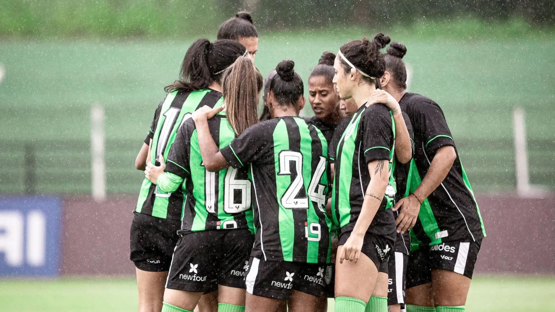 Jogadoras do América-MG em campo