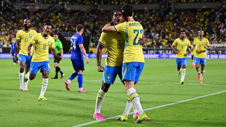 Endrick comemora o gol de do Brasil junto a Martinelli - (Photo by Julio Aguilar/Getty Images)