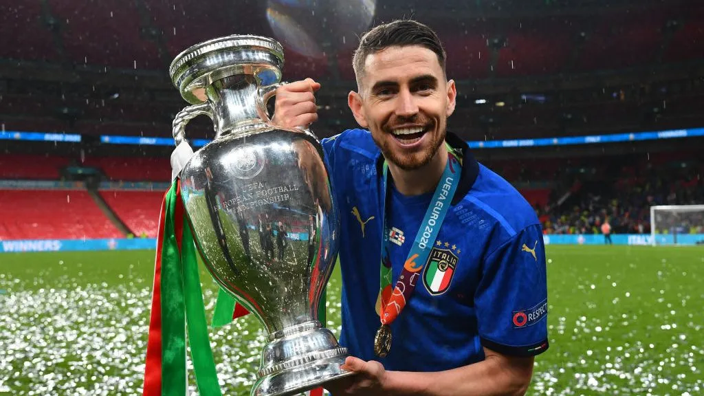 Jorginho com o troféu da Eurocopa, conquistado em 2020 – (Photo by Claudio Villa/Getty Images)