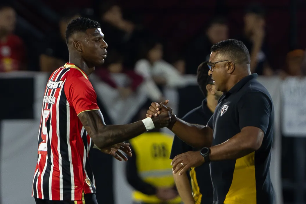 Roger Machado no comando do São Paulo. Foto: Joisel Amaral/AGIF