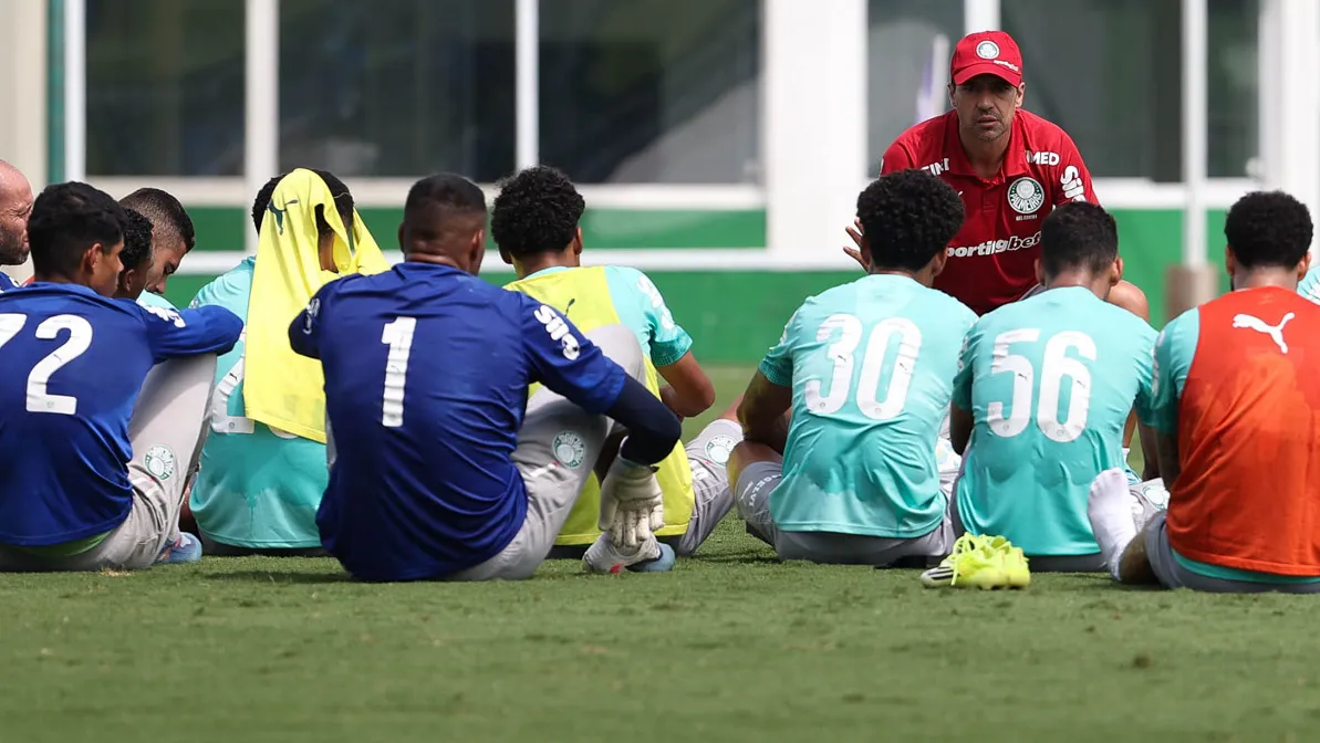 Abel convera com o elenco na Academia de Futebol – Foto: César Greco – SEP