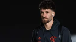 Leo Pereira jogador do Flamengo durante viagem com a delegação Rubro-Negra