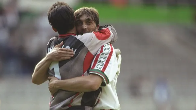 Mihailov abraça Trifon Ivanov, falecido em 2016, durante a Eurocopa 1996 – Foto: Clive Brunskill/Getty Images