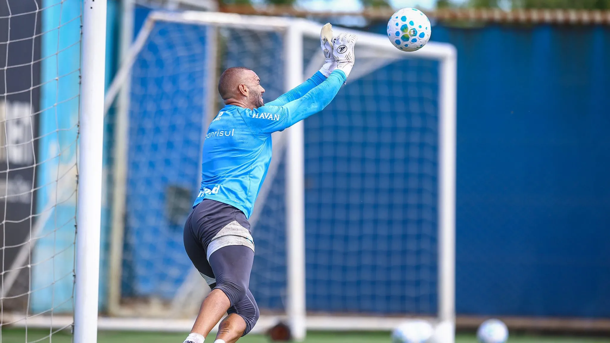 Weverton treina firme para encarar seu ex-clube – FOTO: LUCAS UEBEL/GREMIO FBPA