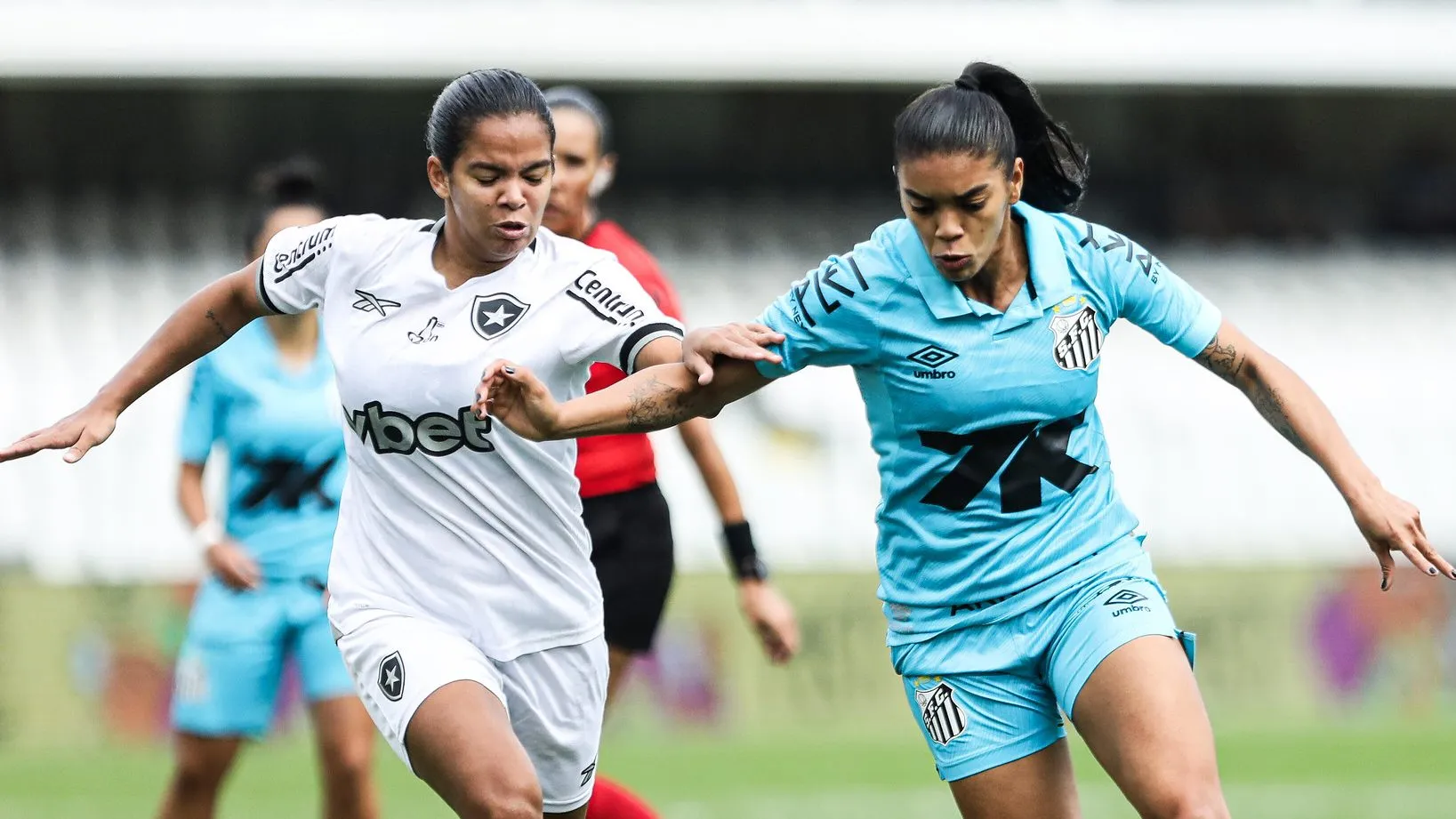 Lary, do Santos, em dividida com atleta do Botafogo