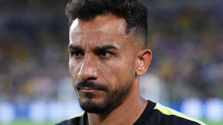 Danilo durante partida contra a Croácia