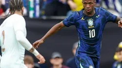 Vini com a camisa 10 da Seleção Brasileira - Foto: Rafael Ribeiro/CBF