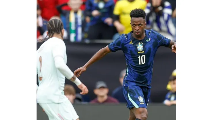 Vini com a camisa 10 da Seleção Brasileira - Foto: Rafael Ribeiro/CBF