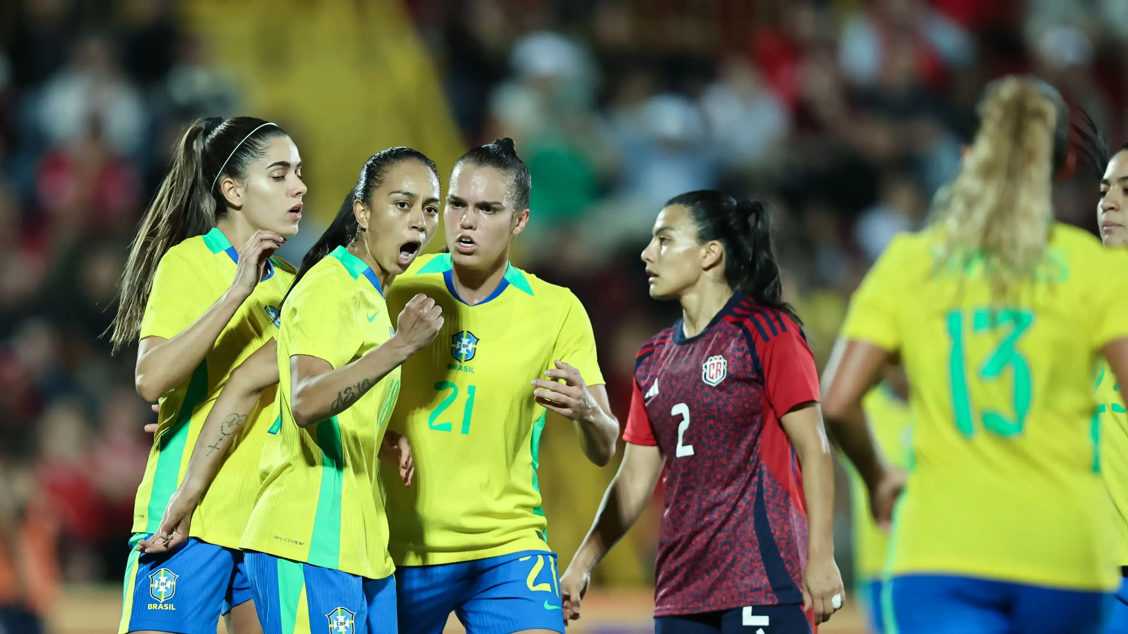 Adriana celebra gol pela Seleção Feminina sobre a Costa Rica