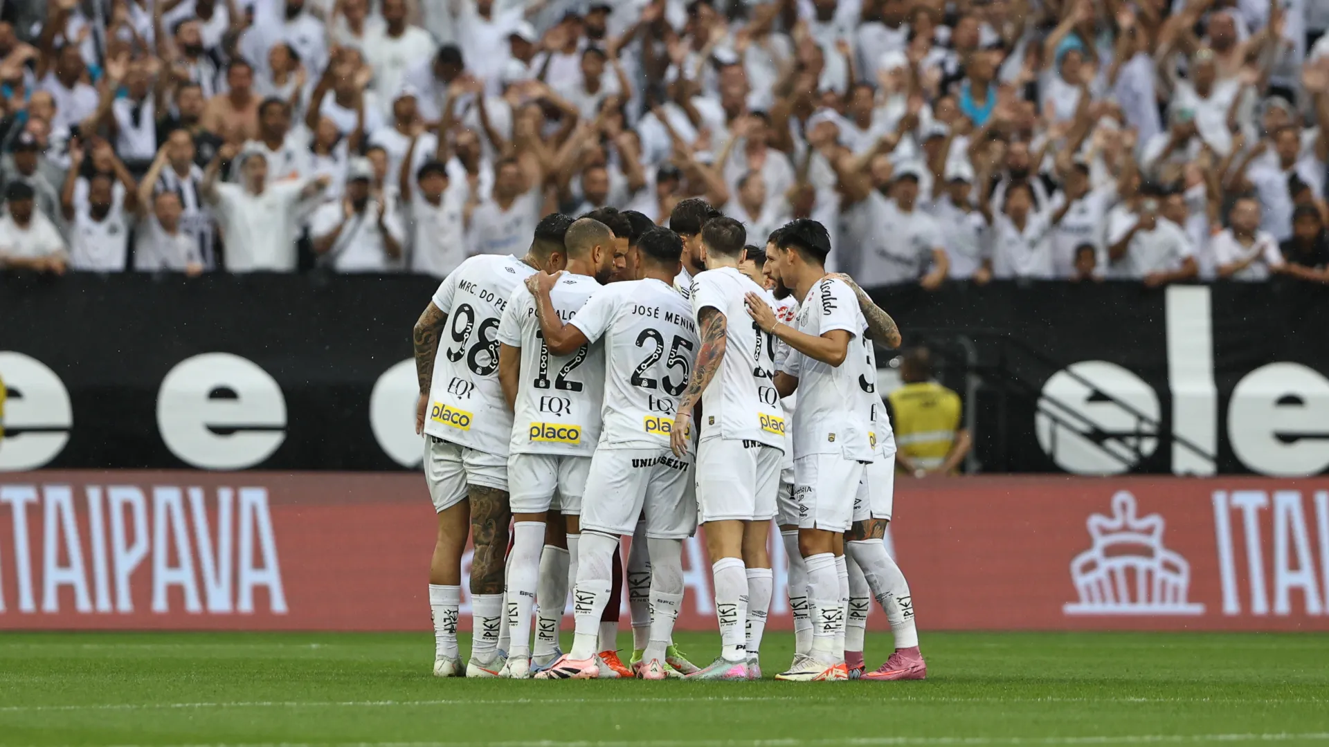 Jogadores do Santos em campo reunidos em campo – Foto: Joisel Amaral/AGIF