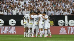 Jogadores do Santos em campo reunidos em campo - Foto: Joisel Amaral/AGIF