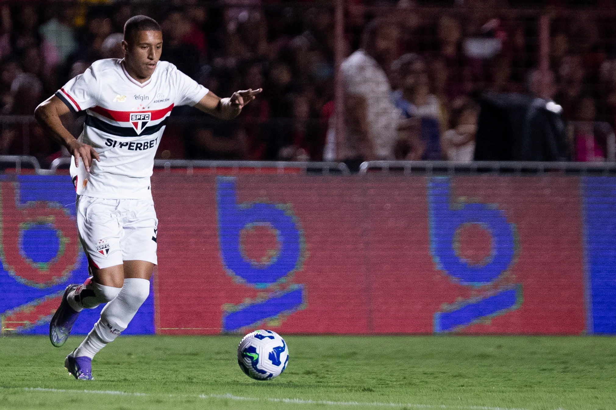 PE – RECIFE – 16/08/2025 – BRASILEIRO A 2025, SPORT X SAO PAULO – Henrique do Carmo jogador do Sao Paulo durante partida contra o Sport no estadio Ilha do Retiro pelo campeonato Brasileiro A 2025. Foto: Rafael Vieira/AGIF