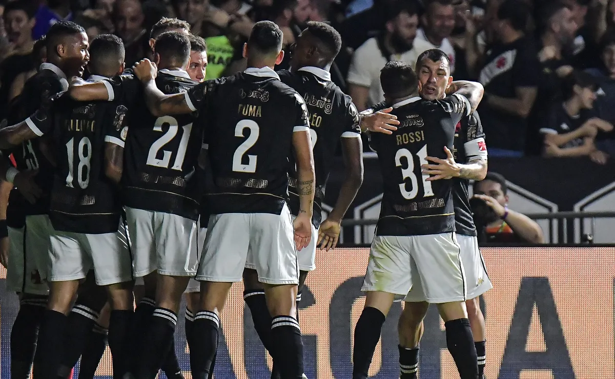 Vasco e Coritiba se enfrentam novamente após goleada de 5 a 1 no último duelo