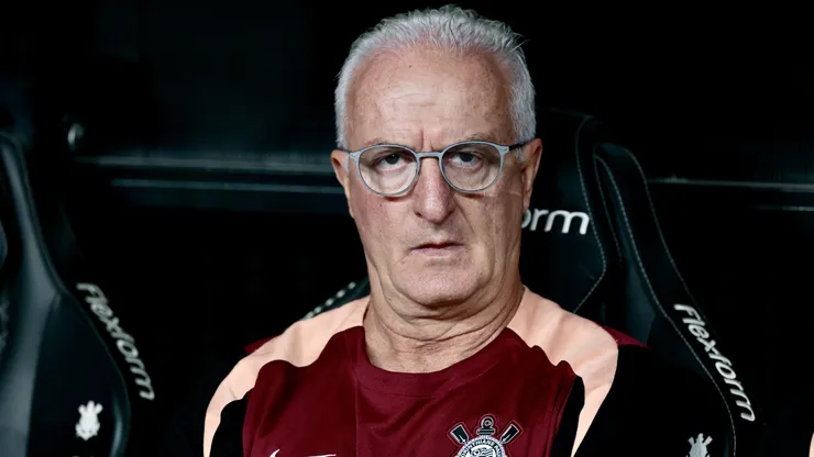 Dorival Júnior está pressionado pelo jejum sem vitórias.