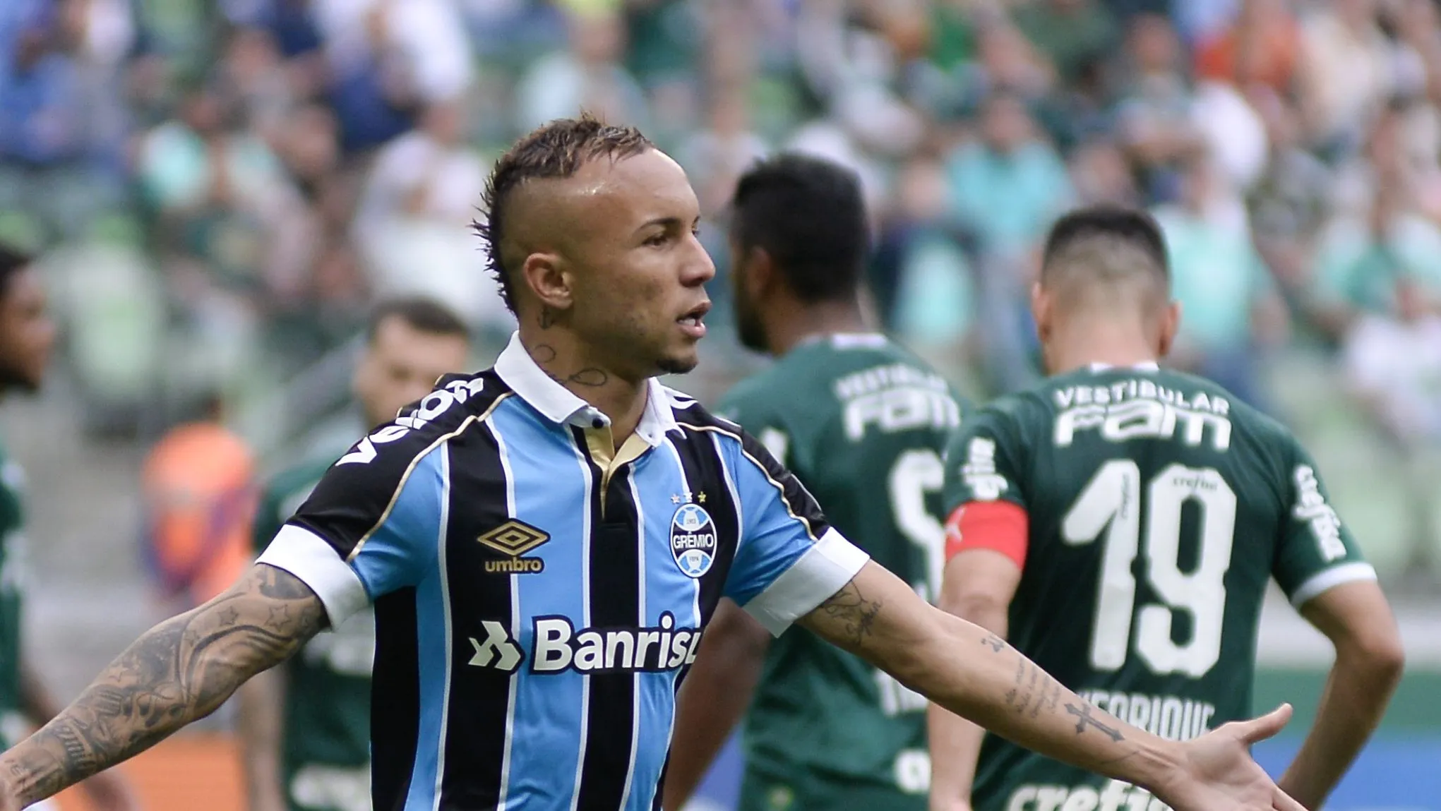 Foto: Bruno Ulivieri/AGIF – Cebola comemorando gol pelo Grêmio em 2019.
