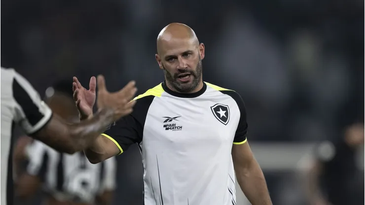Franclim Carvalho assume comando do Botafogo.
