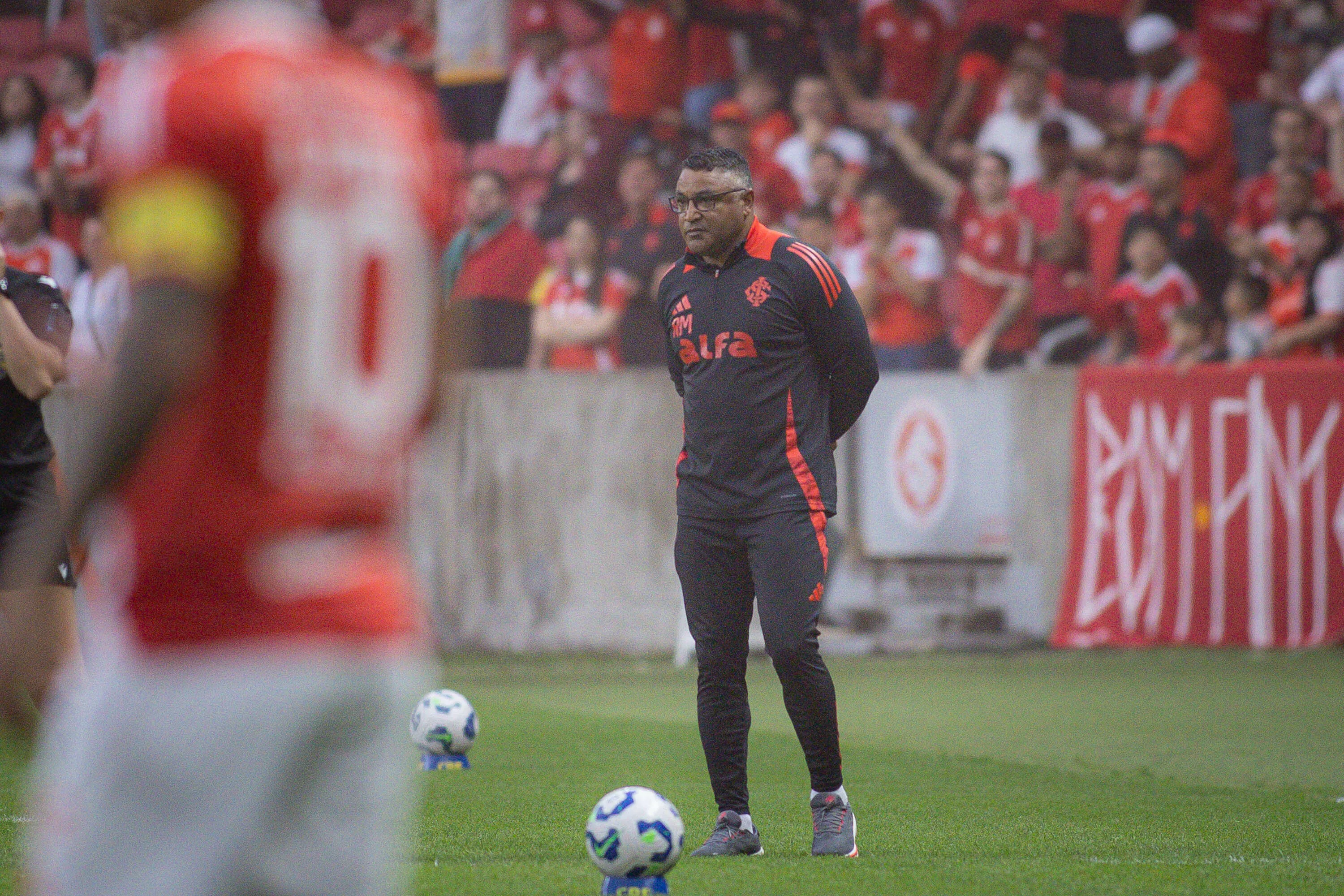 Roger Machado no comando do Internacional. Foto: Maxi Franzoi/AGIF