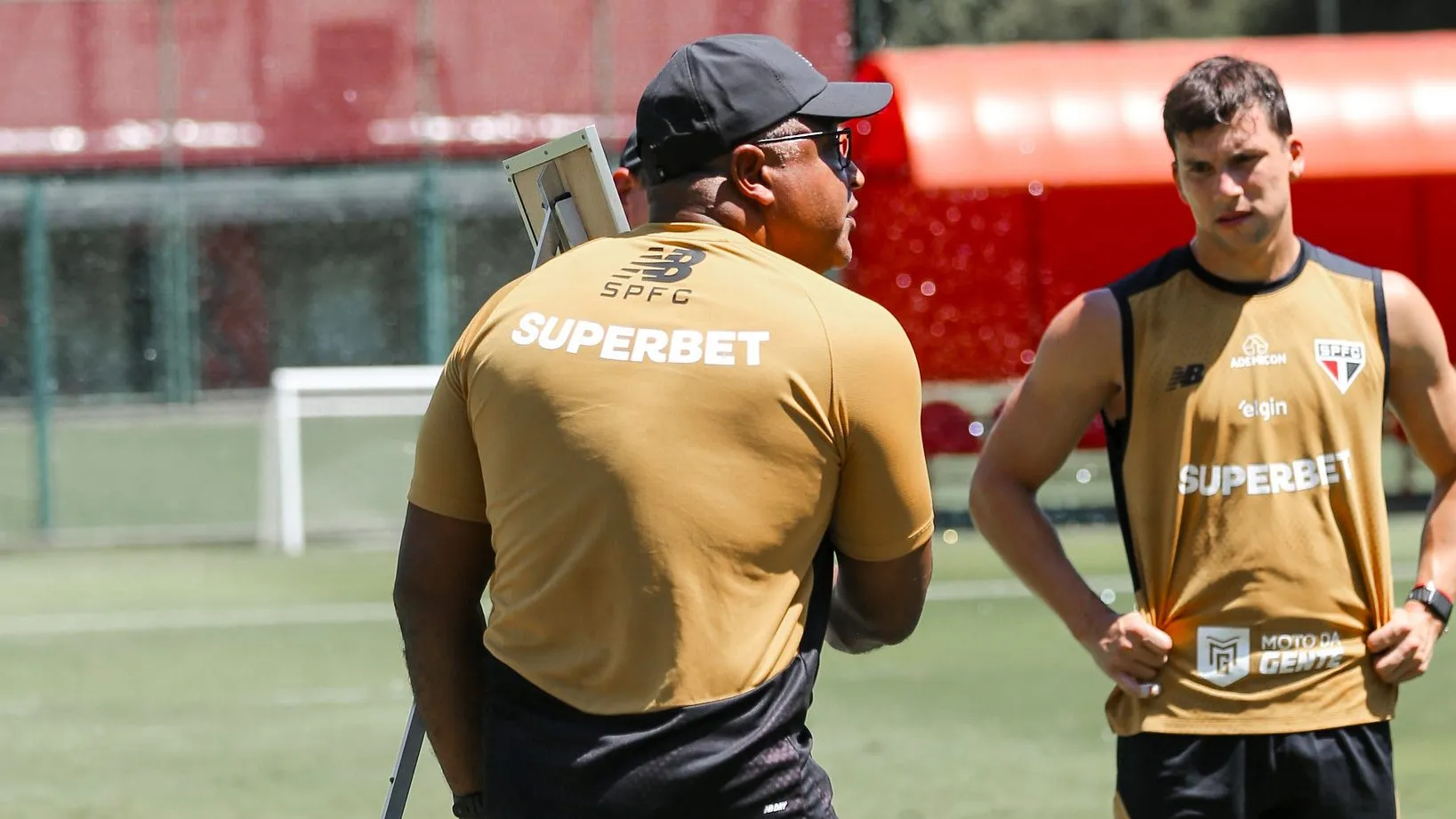 Roger Machado apresenta sua tática ao time do São Paulo – Fotos: Erico Leonan / São Paulo FC