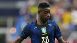 Luiz Henrique em campo com a camisa do Brasil.