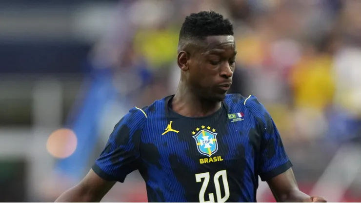Luiz Henrique em campo com a camisa do Brasil.