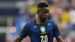 Luiz Henrique em campo com a camisa do Brasil.