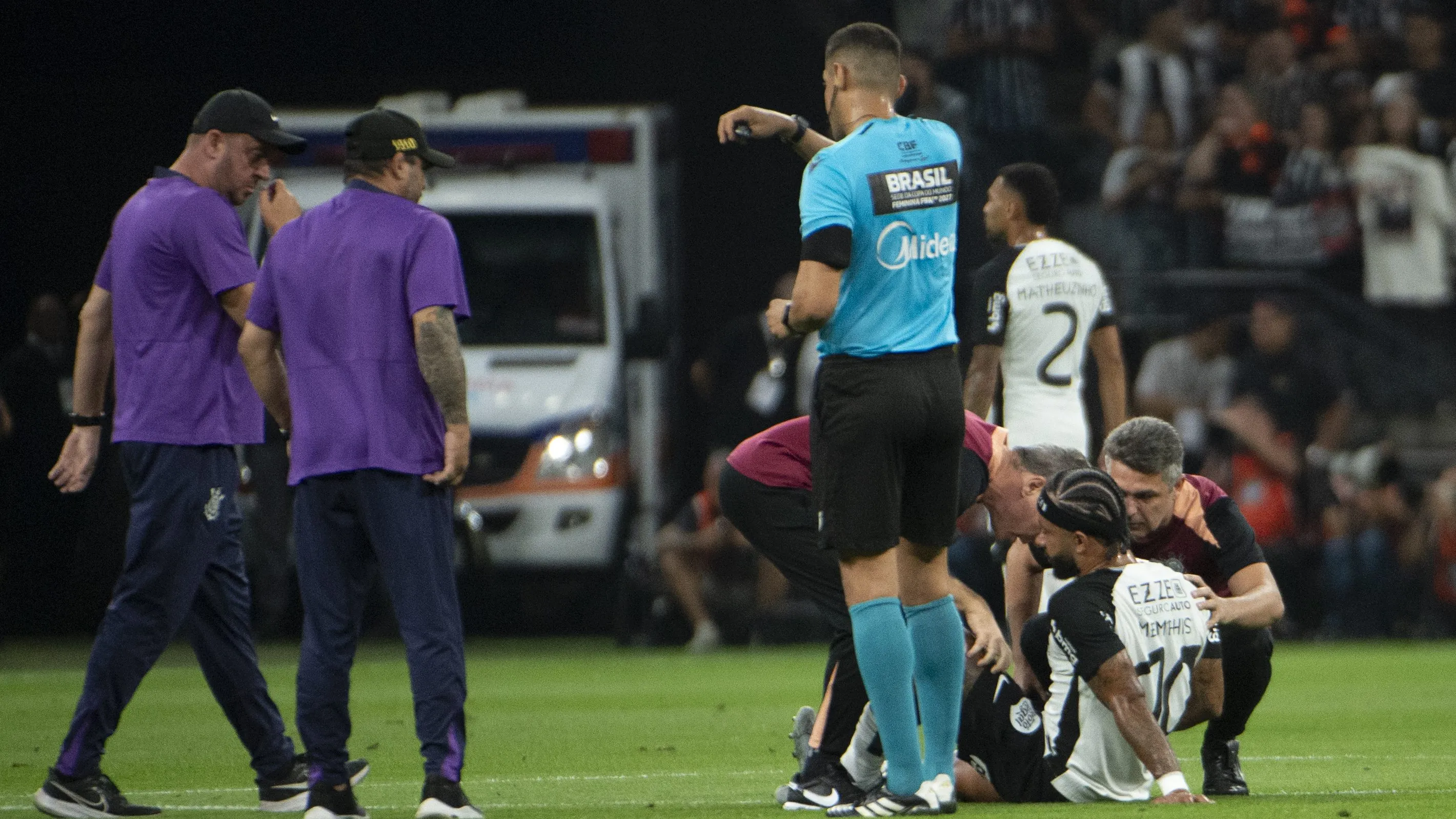 Memphis Depay está lesionado atualmente - Foto: Anderson Romão/AGIF.