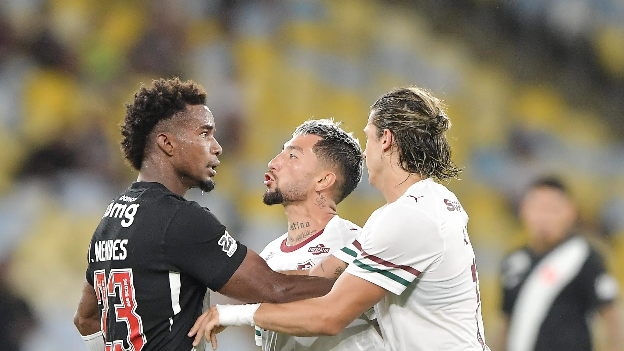 Foto: Thiago Ribeiro/AGIF – Lucho Acosta em discussão com Thiago Mendes, do Vasco.